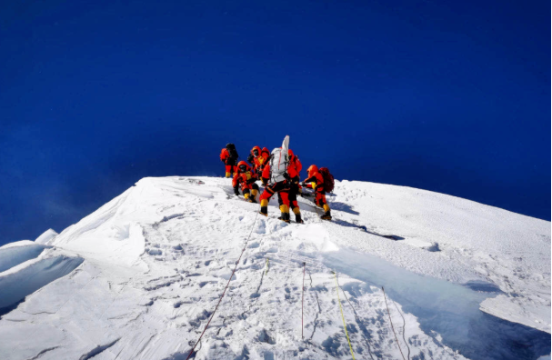 2020年5月27日,国家测量登山队登顶珠峰,沿途中国移动5g网络加持.