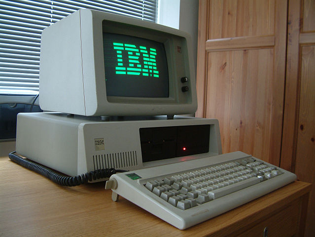 1983 发布的 IBM PC XT 是硬件价格下降的早期例子。