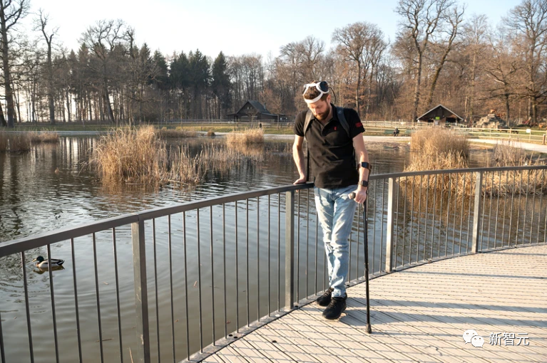 机械飞升！国外小伙瘫痪12年，靠意念行走重塑医学奇迹