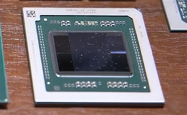 AMD RX 7800被逼急了！硬塞进去个“大胖子”