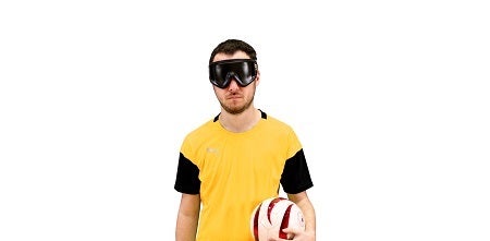 图片说明：手持足球的 Vojtech，他身穿足球服，戴着防护眼镜。