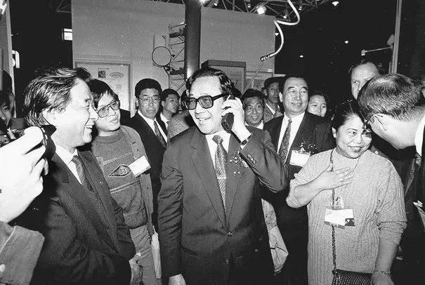 1994年，原邮电部部长吴基传正在拨打GSM电话。